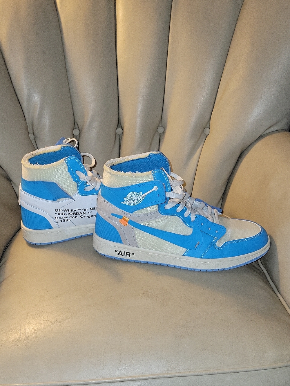 Mens Off White X Air Jordan 1 Retro High OG UNC Sneakers In White And Blue